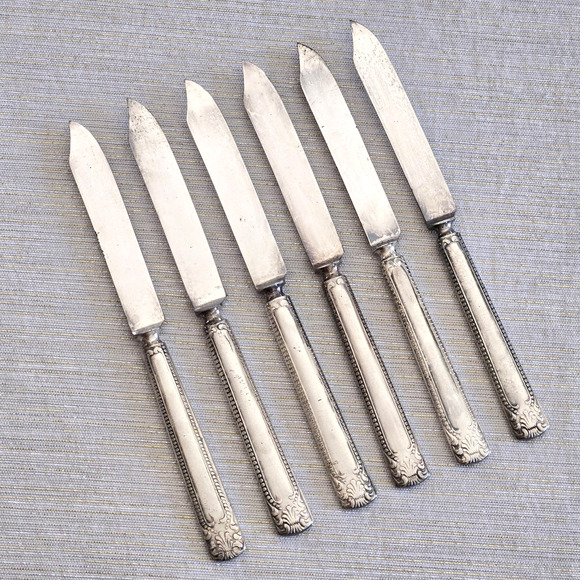 Antique Silverplate Butter Knives Colonial Silver Co Ornate Shell Handle 6 Count - Picture 1 of 12